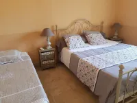 Gîte de Léa: Mas in stone near Mont ventoux, Dentelles montmirail Hotel a Aubignan