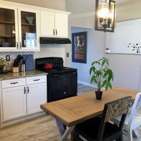Artistic Retreat - Walk Downtown, Sparkling Clean!