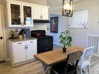 Artistic Retreat - Walk Downtown, Sparkling Clean!