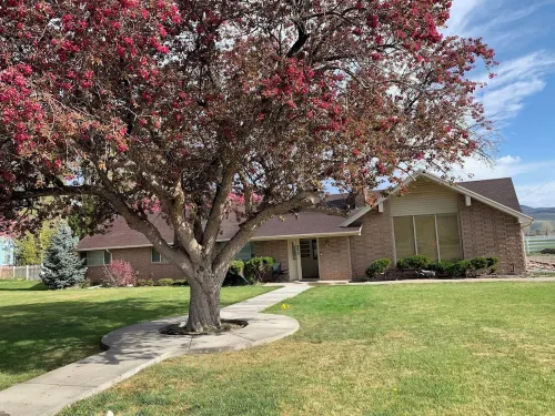 Hidin’ Out near the Paiute Trail and Butch Cassidy’s boyhood home. Hotels in Piute County