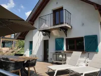 Villa 200 m from Lake Annecy with terrace and parking Hoteles en Sévrier