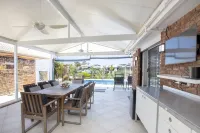 Pool house on the canal, private Jetty, Wifi