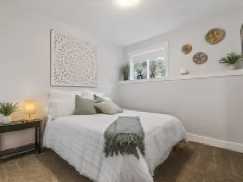 Okanagan Lakeview Oasis, 2 Bed, 2 Bath, Sleeps 6 Hoteles en Vernon