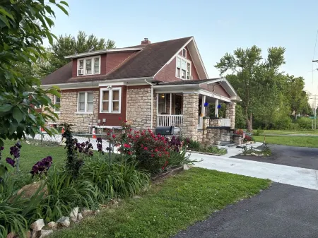 Stay near football fun! 3-Bedroom Vacation Home by Arrowhead 8 min.