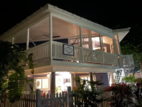 2 Bedroom 2 Bathroom in West Bay Village Roatan on the Beach