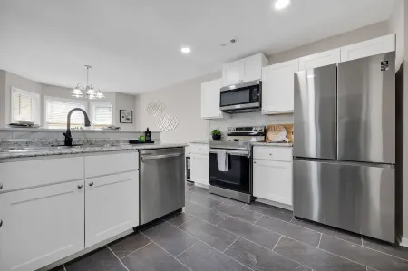 Plush Two Bedroom Retreat. A Home Away From Home!