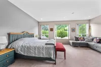 The Marmot's Den - Large Family-Friendly Ski Retreat in Sun Peaks Elevated Fishing Adventures附近的飯店