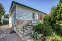 New 2 bedroom legal basement apartment Hotel dekat Guelph VIA Rail Station