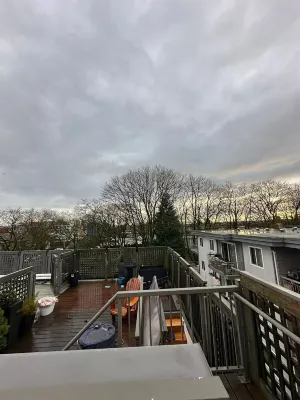 Heritage Townhome Steps from the Beach in Kitsilano with Private Rooftop Patio UBC Extended Learning周辺のホテル