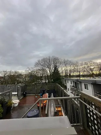 Heritage Townhome Steps from the Beach in Kitsilano with Private Rooftop Patio Отели рядом с достопримечательностью «UBC Extended Learning»