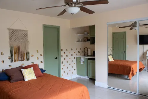 Centrally Located Boho Private BdR - 7 mi to beach