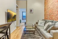 Cozy 1-bedroom apartment with AC and WiFi in enchanting New York