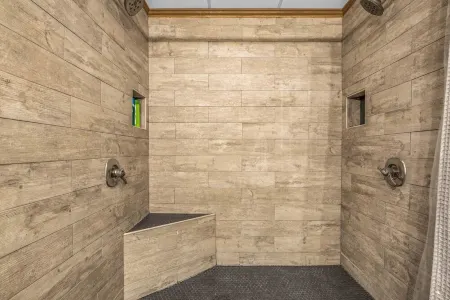 15 Min from Campus! Large 2BR Perfect for Groups!