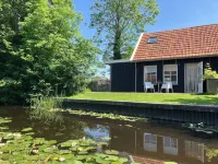 NEW:Cozy Apartment on the Water in Jorwert, just a stone's throw from Leeuwarden Hotels in Littenseradeel