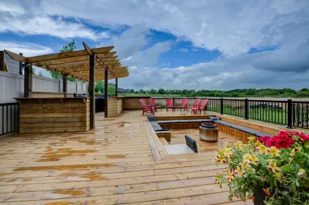 Rivertrail Retreat - 1 of a Kind Picturesque Deck + Movie theatre + Getaway