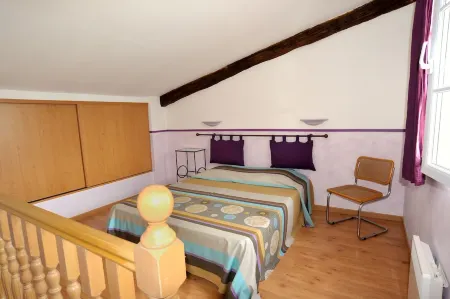 Detached 2-bedroom apartment in charming building, swimming pool and terrace Отели в г. Синь