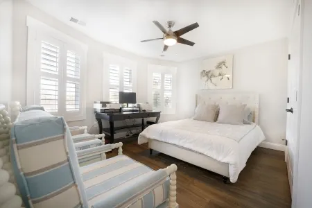 Prime PPB location, steps to all the restaurants, shops, 5 blocks to the beach!