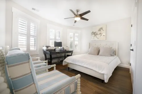 Prime PPB location, steps to all the restaurants, shops, 5 blocks to the beach!