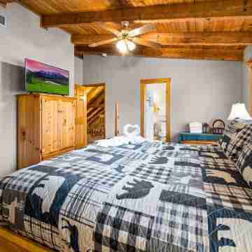 Entire Cabin! Hot Tub!  Sleeps 12 4 BD/4BA. 1 Mile to Convention Center Rooms