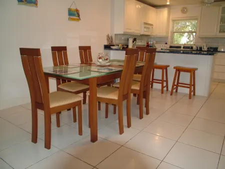 Vitamin Sea - Beachfront and ground floor at Coral Bay Отели в г. Savannah