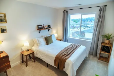 Modern and Bright South Salem Townhome Getaway with Game Room