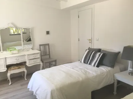 2 BDR APARTMENT 10 MINUTES WALK FROM THE BEACH Отели рядом со станцией Monte Estoril