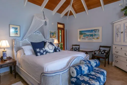 Villa Delfina- 4 min walk to Private Peter Bay Beach! 5 Bedroom Villa with pool.