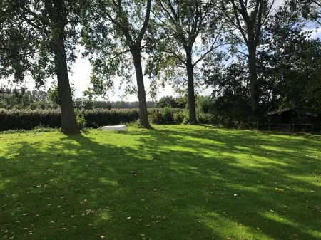 5 Minutes from IJsselmeer. 6 persons Chalet with large private garden near water Отели в г. Андейк