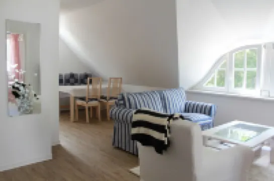 Romantic apartment in thatched house (upper floor) with large garden, child-friendly