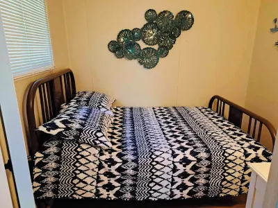 Sunset Pines Cottage Ipperwash ~ minutes to beach!
