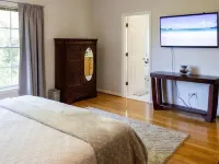 Divine Getaway- King Bed Master Suite Near DC Hotels in Mason