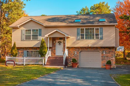 CozyPoCoNoGetawaySecluded Home with Hot TUB, Fast  Wi-FI, pet friendly