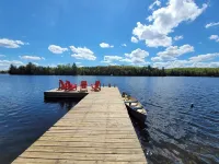 Firefly Hut - Cheerful 6-bedroom cottage with serene beauty Hotels in Parry Sound District