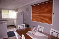 Lakes Edge Cottage - Self Contained Hotels in Caves Beach