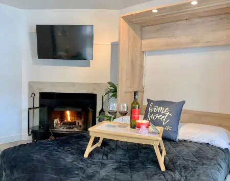 Luxurious condo in downtown Magog with wood fireplace and pool Отели в г. Мейгог