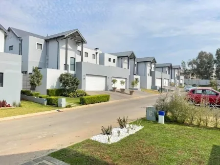 Modern house right in the middle of Fourways Отели рядом с достопримечательностью «Берд Гарденс»