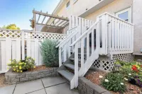 Cozy 3-bedroom townhouse in Red Deer. Family and Business friendly