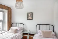 Just one row back from the beach; sea view; family & dog friendly