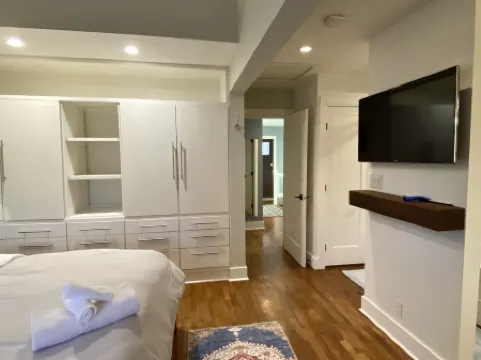 Home Close to Beach and Downtown. Licensed short term rental. Отели рядом с достопримечательностью «Оканаган»