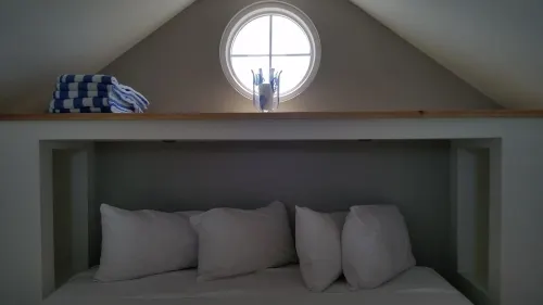 Stunning sunsets, turtle watching, longtails wheeling and glow worms .... Hotels in Sandys