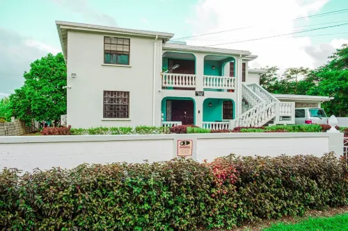 3 Bedrooms in paradise w/fruit trees 3 mins-Oistins!