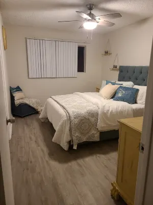 13.5 Miles to Disneyland! Family sized townhome in a quiet community. Hotels in Bellflower