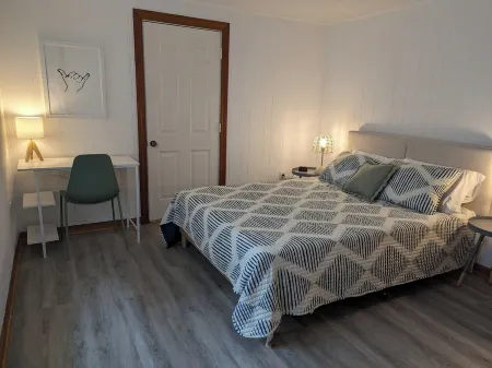 NEW LISTING! Cozy, cool beach box. Quick walk to the beach!