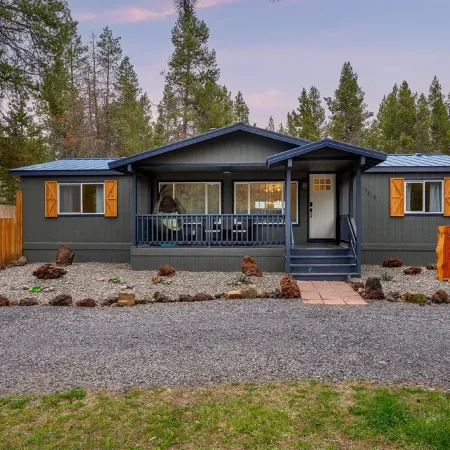 Clean and Bright Home with River Access, Kayaks and Bikes. Close to Mt Bachelor.