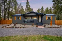 Clean and Bright Home with River Access, Kayaks and Bikes. Close to Mt Bachelor.