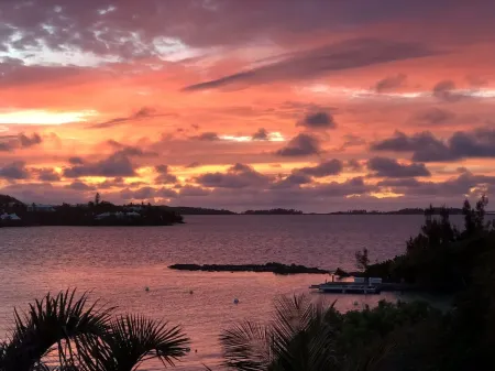 "Chan Mar"  Tucker's Town Bermuda Отели рядом с достопримечательностью «Маяк Сент-Дэвида»