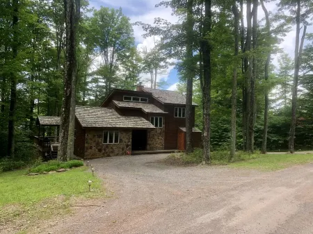 Mountain Time - Updated 3 bedroom home,<br>walk to trails, horses, tennis, & more!