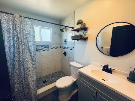 Farmhouse Near Disneyland and Old Town Отели рядом с достопримечательностью «Университет Чапман»