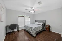 Luxury Dream Home with Pool and Surround Sound System. Close to Splash pad, etc. Hotels near Kroger