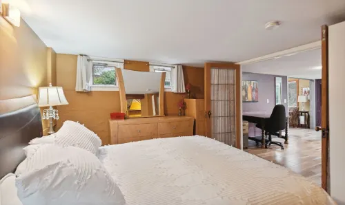 Spacious character suite! Close to local private schools, dining and more!